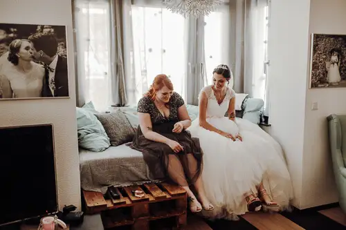 laid back getting ready, the bliss bride and her bridemaid are best friends